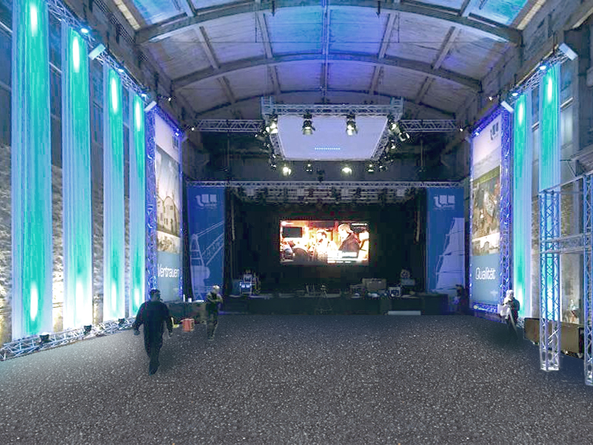 Große Eventhalle mit beleuchteten Traversen, Bühne, LED-Wand und professioneller Lichttechnik für Veranstaltungen, Konzerte und Firmen-Events