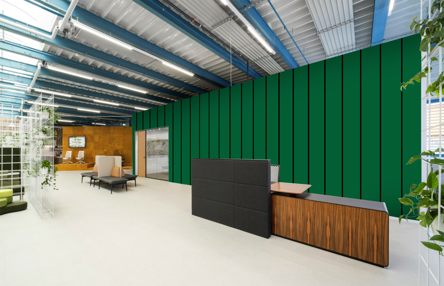 Moderne Bürofläche mit grünen Akustik-Wandpaneelen, Empfangstresen, Sitzbereich und industrieller Decke zur stilvollen Raumgestaltung.