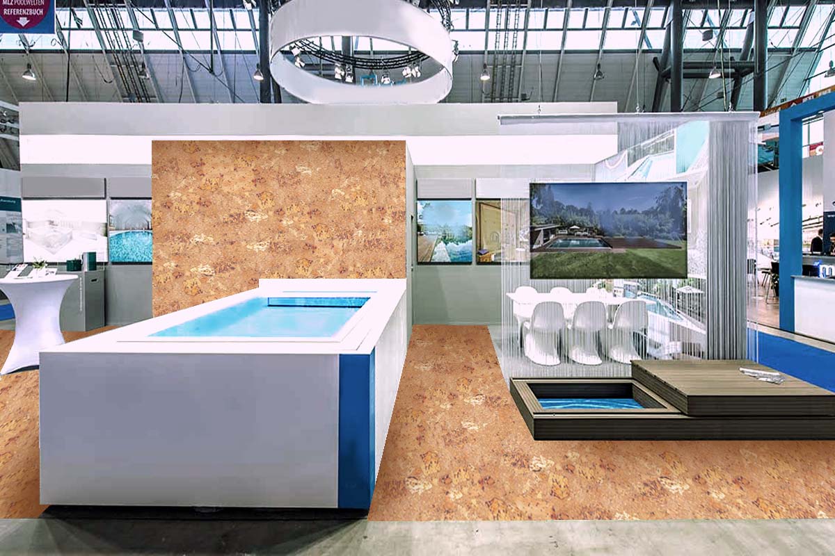 Messestand mit ausgestellten Pool- und Whirlpool-Modellen, Korkboden, Präsentationsbereich und großem Bildschirm für Pool- und Wellnessprodukte