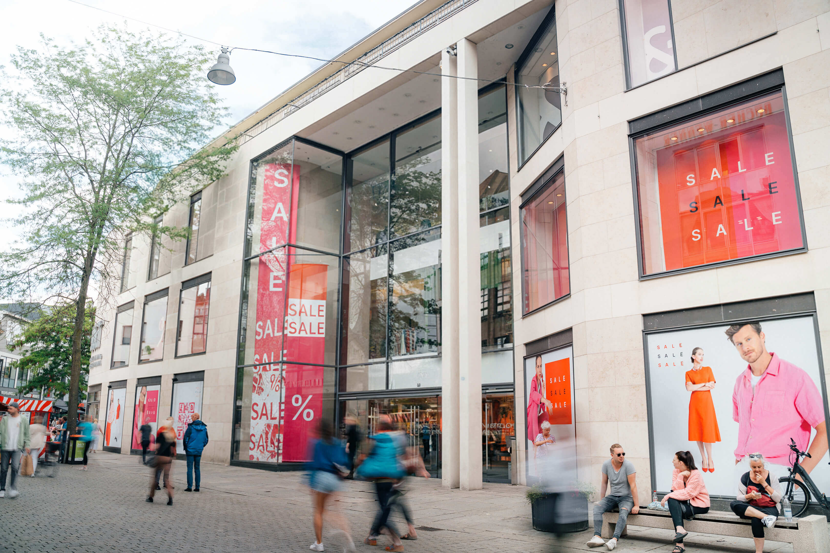 Gehen, Einkaufszentrum, Stadt, Städtisch, Menschen, Gehen, Stadt, Einkaufszentrum, Städtisch, Gebäude,  storefront,  sale,  glass facade,  shopping center,  windows