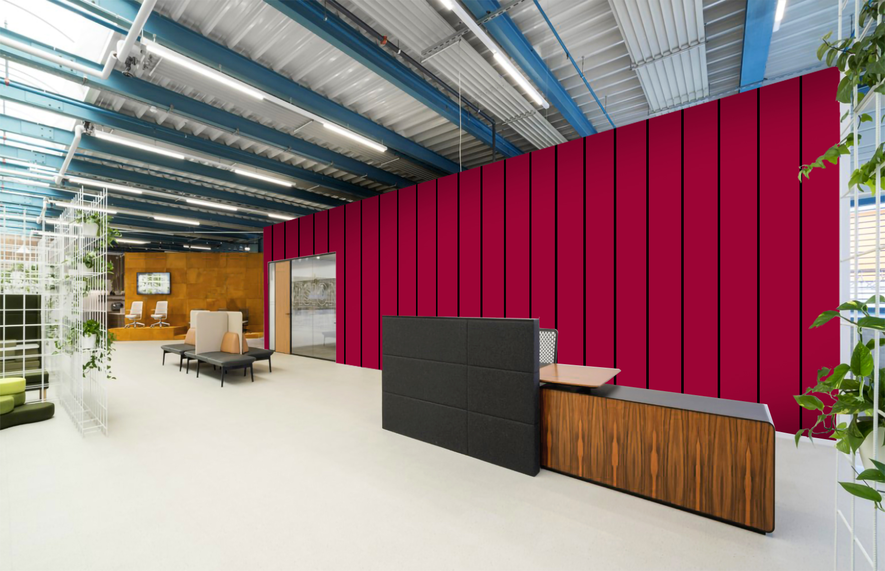 Rote Akustik-Wandpaneele in moderner Büro-Lounge mit Empfangstresen, Sitzbereich und industrieller Decke