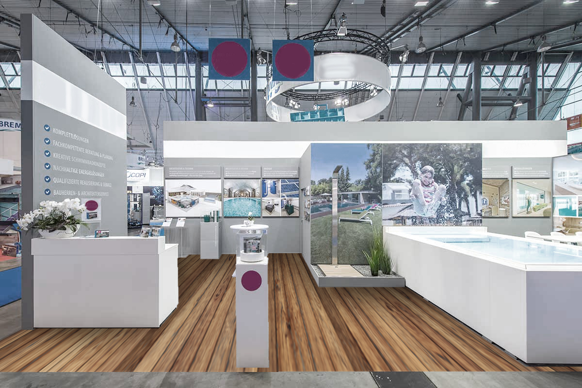 Heller Messestand mit Beratungstresen, Produktdisplays und Beckenmodell für individuelle Pool-, Schwimmbad- und Wellnesslösungen