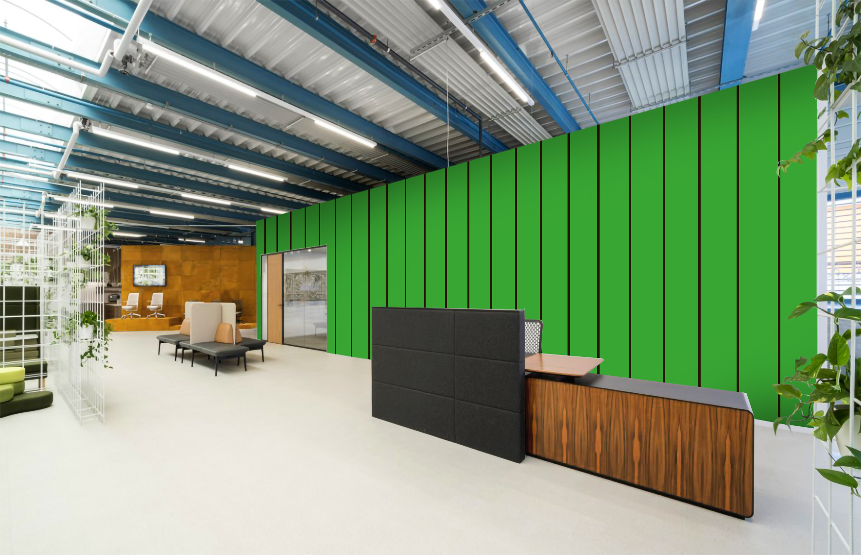 Moderne Empfangslounge mit grünen Akustik-Wandpaneelen, Schreibtisch und Sitzbereich als stilvolle Schallschutzlösung fürs Büro