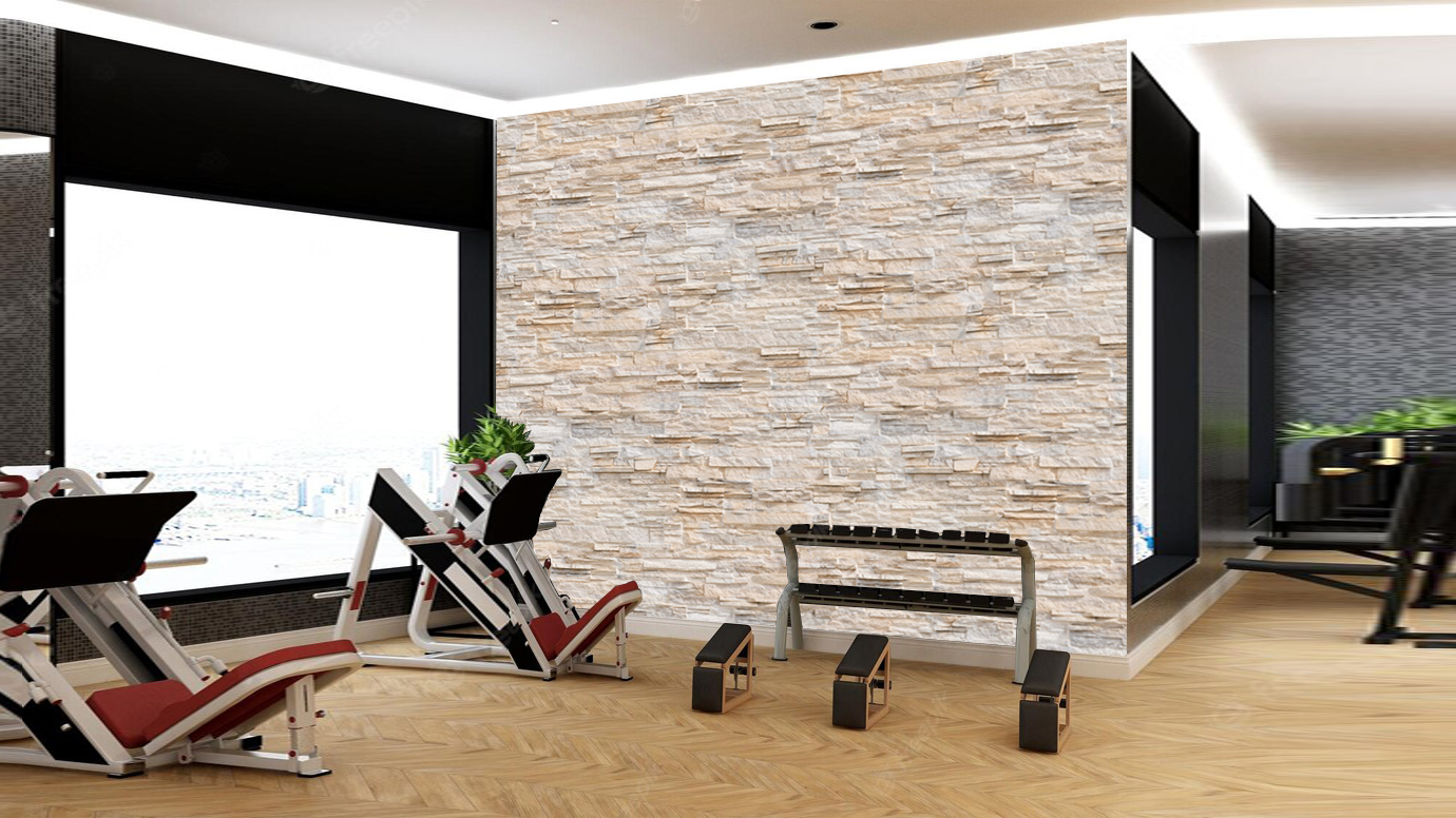 Moderner Fitnessraum mit Trainingsgeräten, Holzboden und beiger Wandverkleidung in Steinoptik als dekorative Akzentwand.